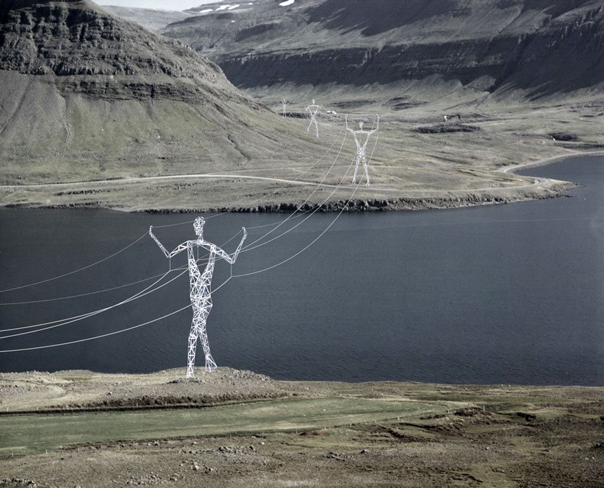 torres-de-transmissao-eletrica-na-Islandia