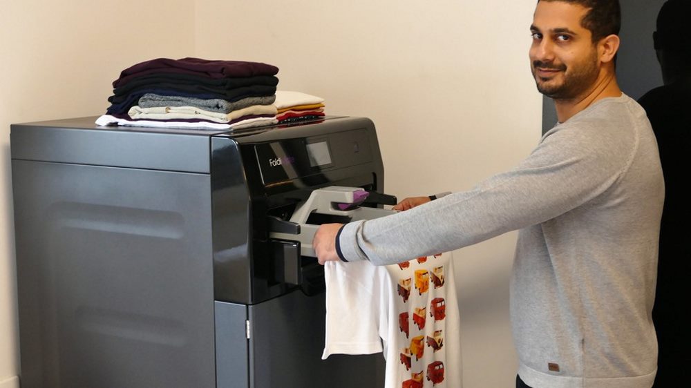 Máquina que passa e dobra roupas em 1 min chega em 2019