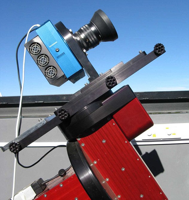 A equipe usou mais de 9.000 fotos do sistema estelar binário registradas pelo Kilodegree, um pequeno telescópio (foto). 