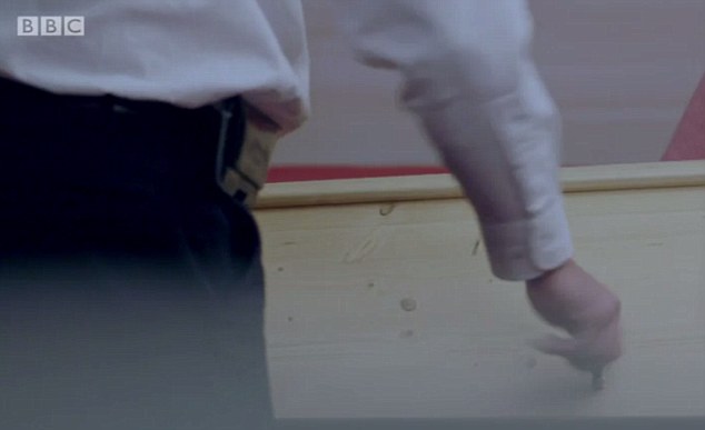 O documentário não mostra exatamente (por motivos óbvios) o momento exato da morte, mas mostra Simon sendo colocado em um caixão após o suicídio. 