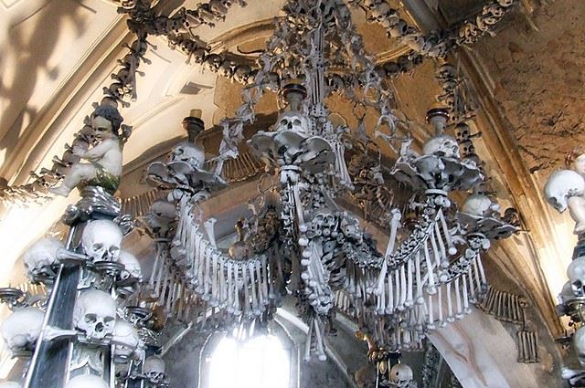lustre-de-ossos-humanos-Republica-Tcheca