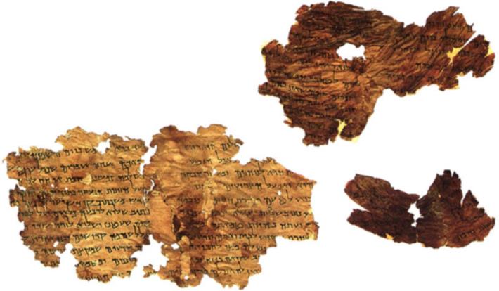 Um dos Manuscritos do Mar Morto, o rolo da Torá Preceitos, fornece instruções religiosas aos membros da fé judaica, e inclui um calendário hebraico, as leis religiosas (chamado halakhot) e informações sobre o Templo e seus rituais.