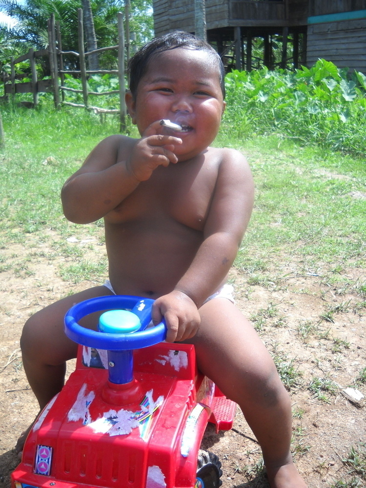 bebe-fumante-da-Indonesia_02