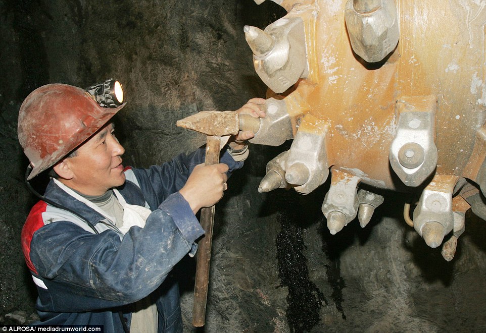 Um operário fazendo reparos em uma das máquinas usadas na mina. 