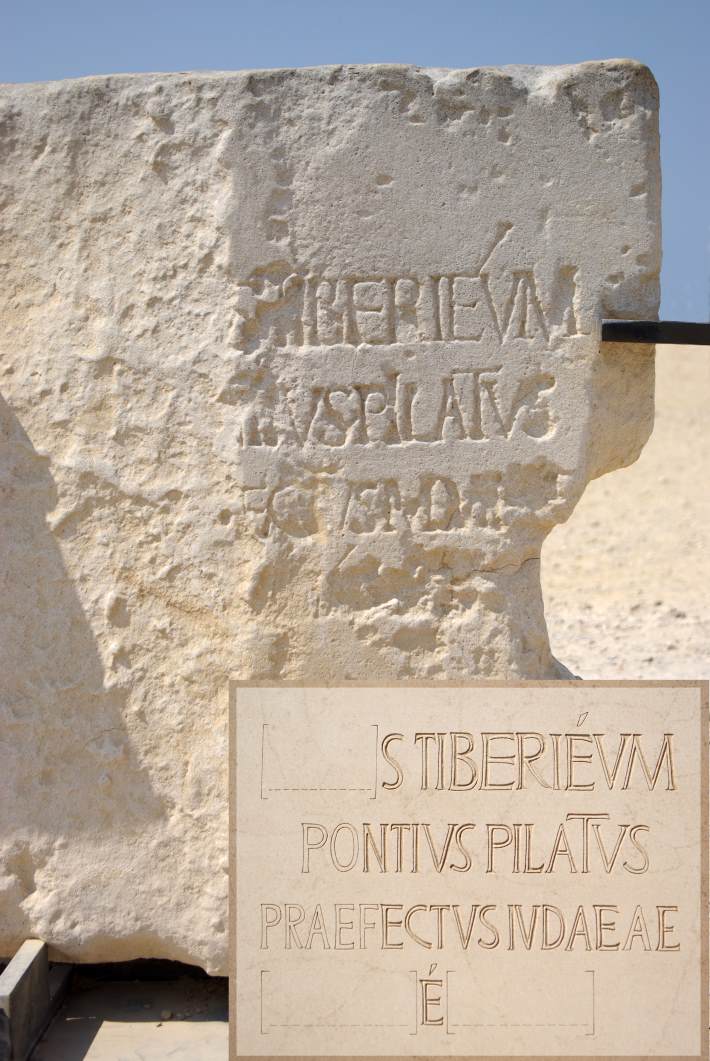 {{en|1=Caesarea maritima, Stone with engravement of the name of Pontius Pilatus 2nd Line: ...vs Pilatvs}} {{de|1=Caesarea maritima, Stein mit dem Namen des Pontius Pilatus 2. Zeile: ...vs Pilatvs}}
