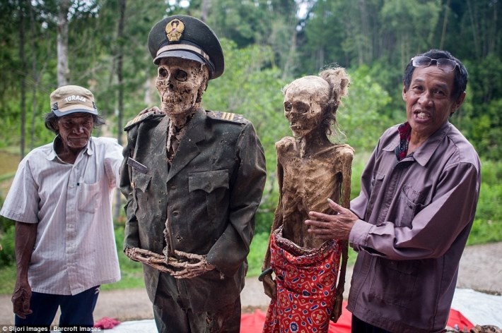 festival-dos-mortos-na-indonesia_01
