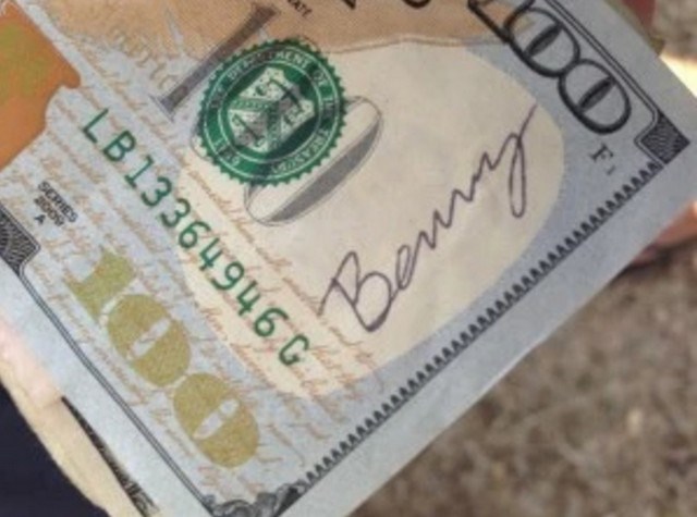 homem-esta-doando-100-dolares_01