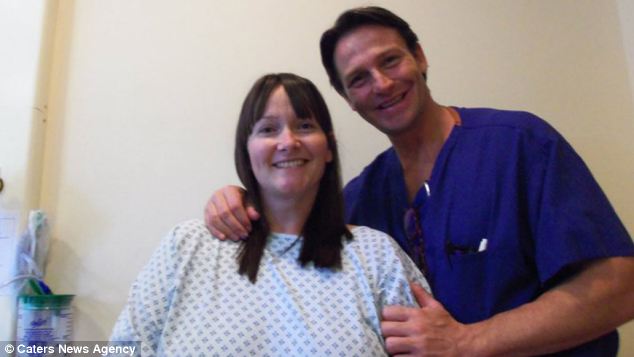 apos-cirurgia-britanica-acorda-com-excesso-de-pele_03