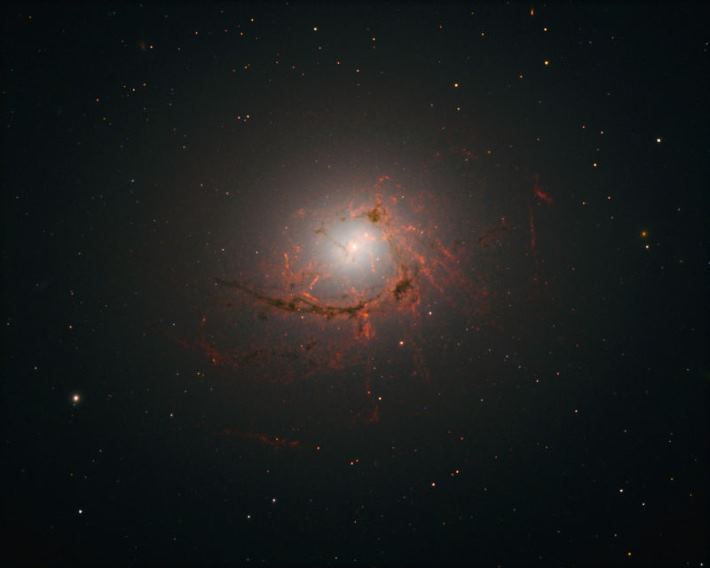 galaxia-buraco-supermassivo_02