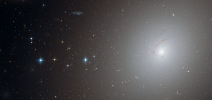 galaxia-buraco-supermassivo_03