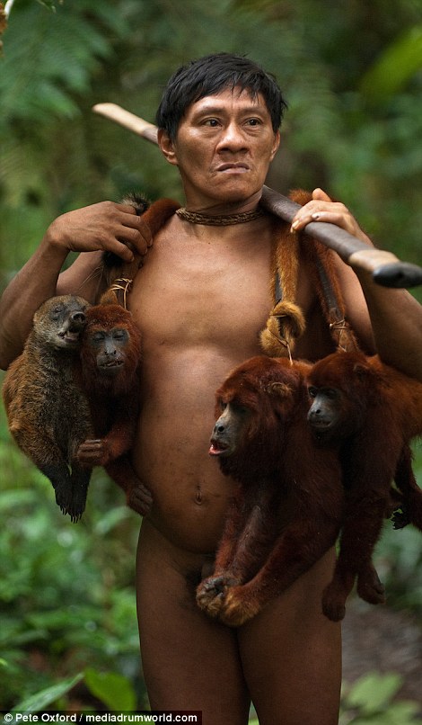 tribo-amazonica-caçadora-de-macacos_03