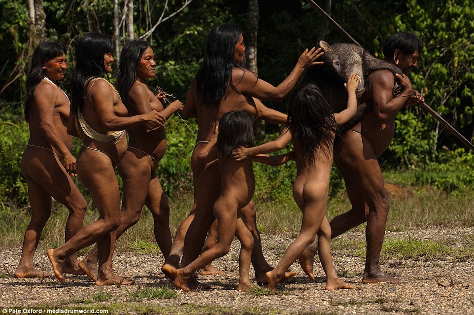 tribo-amazonica-caçadora-de-macacos_05