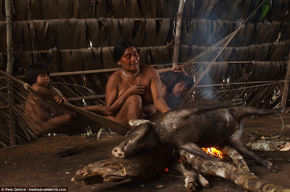 tribo-amazonica-caçadora-de-macacos_10