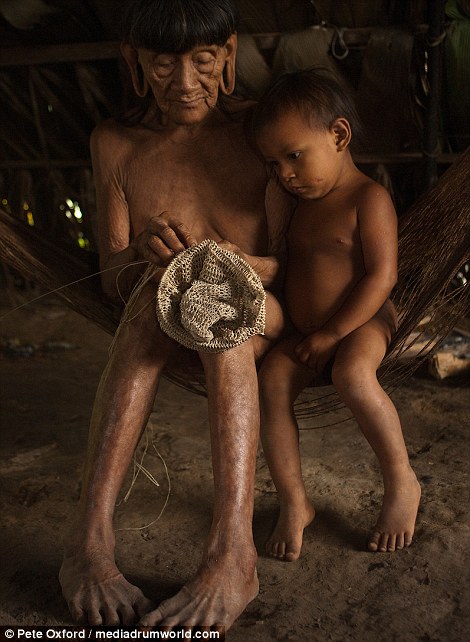 tribo-amazonica-caçadora-de-macacos_12