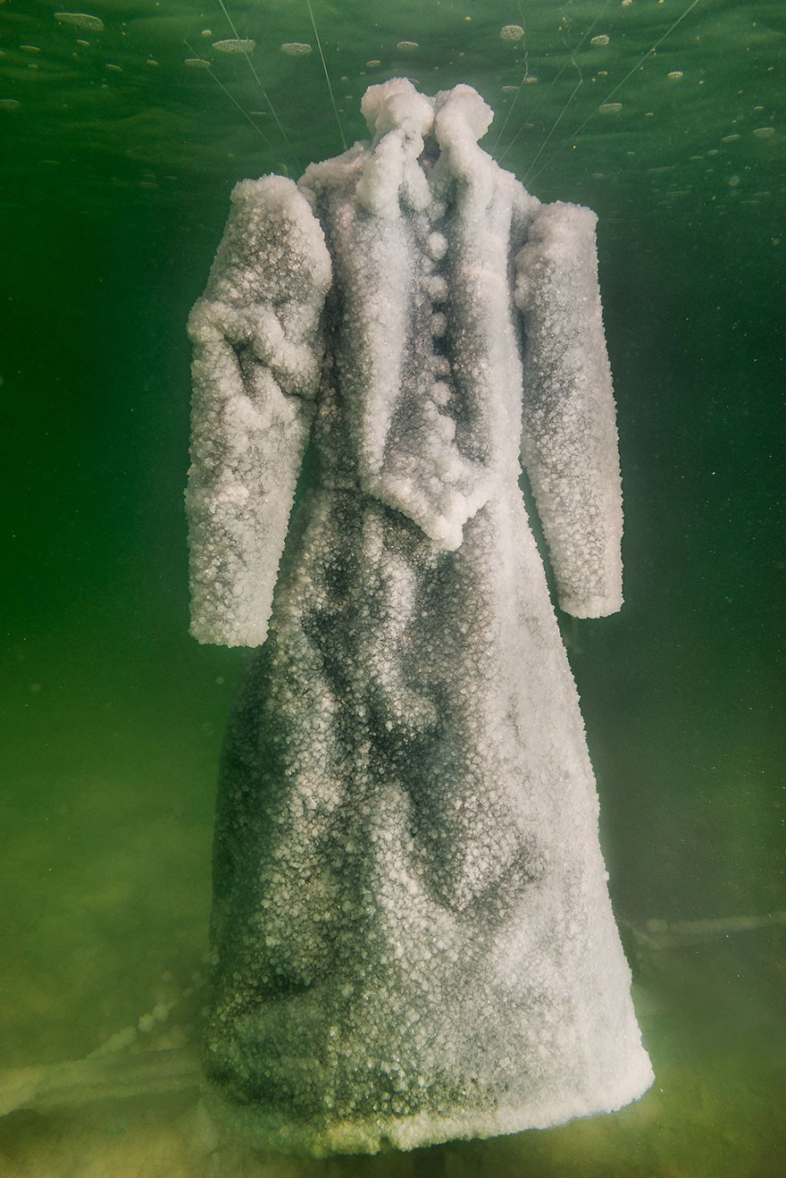 vestido-submergido-no-mar-morto_05