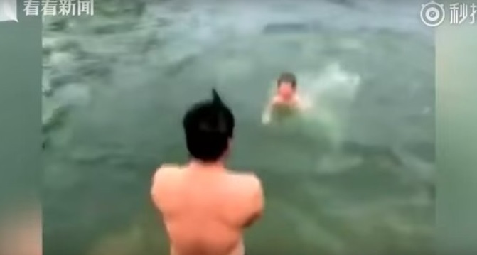 pai-joga-seu-filho-para-aprender-a-nadar