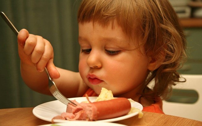 EMBUTIDOS-SALSICHA-X-CRIANÇAS-15-Alimentos-que-criança-não-deve-comer-antes-de-2-anos-ou-mais