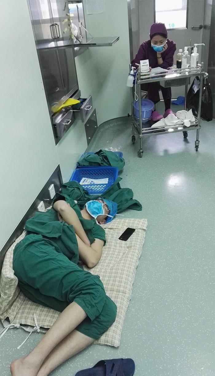 cirurgiao-dormiu-no-chao-do-hospital-2
