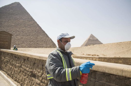 https://news.liga.net/world/photo/koronavirus-v-egipte-dezinfitsiruyut-piramidy-fotoreportaj