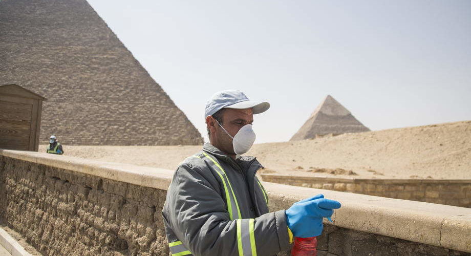 https://news.liga.net/world/photo/koronavirus-v-egipte-dezinfitsiruyut-piramidy-fotoreportaj