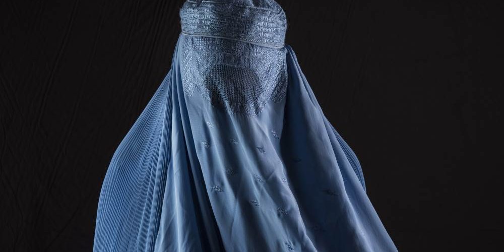 https://www.shutterstock.com/pt/image-photo/afghan-woman-wearing-burqa-591053819